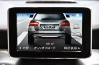 AMGモデルを除く2リッターの「GLAクラス」には、車両の傾きや前輪の切れ角などを表示する機能も備わる。（写真をクリックすると、画面の表示バリエーションが見られます）
    