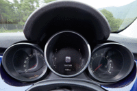 メーターは3眼式で、中央には走行モードや燃費、タイヤ空気圧などの情報を表示するマルチインフォメーションディスプレイが配置される。