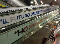 ミラノ・ガリバルディ駅の一角をジャックした日産製EVのキャンペーン広告。