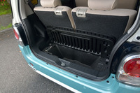 荷室のフロアボード下には、深底の収納スペースが確保される。写真のようにボードを立てれば、より背の高い荷物を積めるようになる