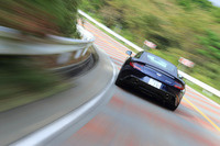 走行モードを切り替えて、スロットルペダルを小刻みに踏み増してみると、ビクビクッと後輪が蹴り出されるのが分かる。後輪駆動、万歳！