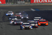 GT500クラスのスタートシーン。No.19 WedsSport ADVAN RC Fを先頭に、1コーナーへと向かう。