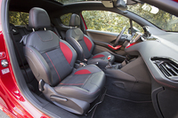 「GTi」のロゴや赤いステッチが特徴のシート。表皮はレザーとファブリックのコンビタイプとなる。