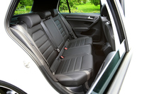 シート表皮には前後席ともにレザーが採用される。