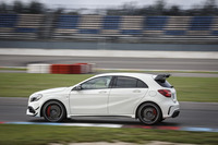 4WDが強力なトラクションを生み、ESPが巧みに介入して姿勢を整えてくれる。サーキットで乗る「AMG A45」は刺激的であり、ある意味で気楽だ。