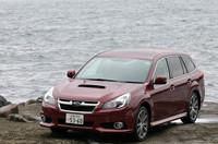 マイチェンに際して、フロントマスクに手が加わった。マイチェン前はラグジュアリー系とスポーティー系の2種類の“顔”を用意していたが、スポーティーなテイストに一本化した。また、現行インプレッサから採り入れた六角形の「ヘキサゴングリル」とヘッドランプ内の“コ”の字形のモチーフという、スバルの新しいデザインテーマを導入している。より低くワイドに見せることで、レガシィの持つスポーティーさと安定感を強調することが目的だという。