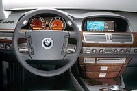 フロアにあるシルバーの突起物が、「iDRIVE」用コントローラー