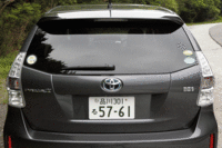 「プリウス」より開口部が大きくなった荷室。容量は、7人乗車時で200リッターを確保する。2列目、3列目シートを倒すことで最大1035リッターまで拡大することもできる。
（写真をクリックすると、シートアレンジが見られます）
