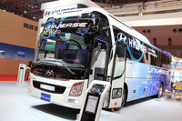 2011年東京モーターショーでヒュンダイが展示した観光バス「ユニバース」。