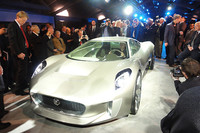 ガスタービンエンジンに電気モーターを組み合わせた、プラグインハイブリッドスポーツカー「C-X75」。