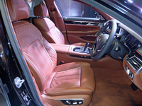 「740Li」のフロントシート。