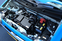 テスト車に搭載される52psの660cc直3エンジン。アイドリングストップ機構付きで、その作動のタイミングは3段階から選べる。
    