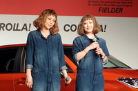 当日は、「カローラフィールダー」のCMソングを歌う3組のアーティストが登壇。写真はPUFFYの2人。
    