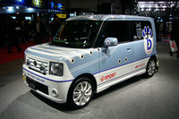 （写真上下）「D（DOG）-SPORT MOVE CONTE My Sneacar」