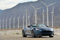 「ヴァンキッシュ」はラインナップの頂点に立つモデル。クーペモデルと同様に、オープンモデルの「ヴォランテ」もフルカーボンファイバーのボディーを持つ。