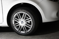 新デザインの16インチダークメタルアロイホイール。タイヤサイズは195/50R16。