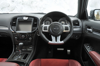 運転席まわりは、カーボンファイバーのパネルでドレスアップされる。日本仕様車のハンドル位置は右のみ。