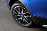 日本仕様のタイヤサイズは205/50R17。海外仕様には偏平率の高い205/60R16サイズのタイヤも用意されている。