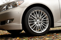 「version SZ」には245/45R19サイズのタイヤが装着される。ちなみに、標準仕様は235/50R18。組み合わされるBBS製の19インチ鍛造アルミホイールと、ブレンボ製フロントキャリパーもこの仕様のために専用設計されたもの。
