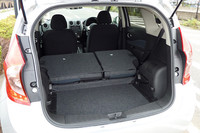 後席を畳んだところ。フロアはフルフラットにはならない。フロア長は120cm以上。さらに前席の裏面まで30cm以上とれる。