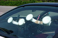 助手席側の窓には、ホイップアンテナが吸盤付けされる