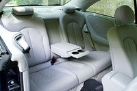 後席は、2：1の分割可倒式。アームレストは、前後席とも標準で備わる。