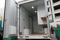 地上高440mmという床の低さが特徴の荷室。右側に大きく張り出しているのは、「クール宅急便」に使う冷蔵室と冷凍室、ドライ室だ。