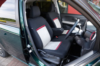 「モーダ“Gパッケージ”」の運転席まわり。標準車の「X」「X“S”」を除き、運転席にはシートハイトアジャスターが装備される。