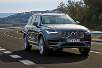 320psと40.8kgmを発生する2リッター直4ガソリン“ツインチャージャー”エンジンを搭載する「T6」グレード。0-100km/h加速は6.5秒、最高速は230km/h。