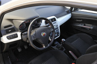 運転席まわりの様子。ステアリングホイールとシフトノブは、ブラックレザーにレッドステッチが施される。