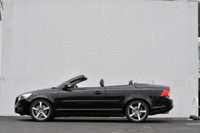 3分割式リトラクタブルハードトップは、センターコンソールのスイッチを押すと約30秒でフルオープンに。写真をクリックするとルーフが収納される様子が見られます。