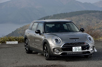 ボディーカラーは、無償のソリッドカラー2色に7万6000円のメタリックカラー8色を加えた、計10色が用意される。