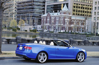 アルミ調ドアミラーや19インチの5パラレルスポークスタースタイリングアルミホイール、左右2本出しのマフラーなどが「A5カブリオレ」との違い。