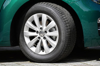 タイヤサイズは215/60R16。ブリヂストンの「トランザER300」が装着されていた。