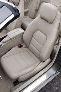 前席には首まわりを暖めるシート内蔵式ヒーター「エアスカーフ」が備わる。