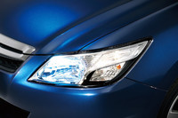 “縦型の青い瞳”が特徴だったヘッドランプは、その形状が改められた。