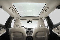 固定式のパノラマグラスルーフが用意される。