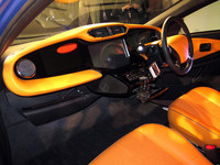 室内のフロアは完全フラットで、運転席と助手席はウオークスルーとなる。