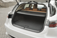 後席は6：4の分割可倒式。背もたれを倒せば、奥行き約1500mmの荷室を作り出すことができる。（クリックすると後席が倒れる様子が見られます）