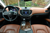 インテリアは、基本的に左右対称なデザインが採用されている。写真のウッドパネルは「エボニー」と呼ばれるもの。ほかに「ラディカ」と「カーボン」が選択できる。
    