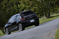 ボディーカラーは「ブラン バンキーズ」（白）と「ノアール ペルラネラ」（黒）、「ルージュ ルビ」（赤）、「ジョーヌ ペガス」（黄）の全4色。ソフトトップは、ボディーカラーが赤か黄の場合は「ブラック」のみ、白か黒の場合は「ブルー アンフィニ」と「DSモノグラム」のいずれかを選ぶことができる。
    