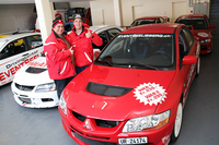 ドライビングスクール「イベント・ゼーリスベルク」を主宰するハンス・ショーリさんと、息子のイヴさん。インストラクション用車両の「三菱ランサーエボリューション」は5台を所有。