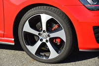 セットオプション「DCCパッケージ」を選択したテスト車の「ゴルフGTI」には、標準車よりも1インチ大きな、18インチのアルミホイール（写真）が装着される。