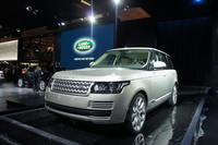 オールアルミボディーをまとい、最大で420kgもの軽量化を果たした新型「レンジローバー」。