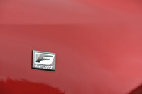 “Fスポーツ”の専用エンブレム。フロントフェンダー部に添えられる。