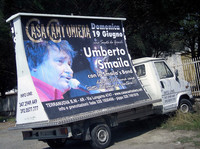 あの名番組『コルポ・グロッソ』の元司会者ウンベルト・スマイラのコンサートを知らせる屋外広告車。