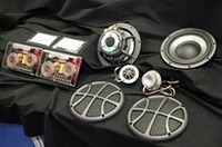 クラスAが輸入するスウェーデンの「DLS」は、カー用とホーム用のスピーカーを製造するメーカー。知名度はそれほど高くないが、マニアの間では製品のサウンドクォリティは折り紙つき。しっとりと落ち着いた本格派の音だ。