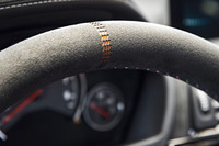 アルカンターラ張りの「Mスポーツ・ステアリングホイール」にはオレンジのセンターマークが備わる。