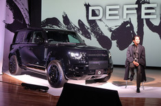 俳優の岡田准一がディフェンダーのブランドアンバサダーに！ 発表会の様子を写真でリポート。