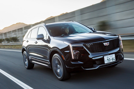 キャデラックのエントリーレベルを担うプレミアムコンパクトSUV「XT4」。大幅改良後のモデルは内外装のブラ...